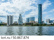 Комплекс административных и деловых зданий на набережной городского пруда в Екатеринбурге. Стоковое фото, фотограф Megapixx / Фотобанк Лори