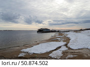 Водный пейзаж, старая пристань, зимний вечер на Волге. Волгоград, Россия. Стоковое фото, фотограф Андрей Цыганков / Фотобанк Лори