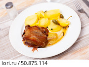 Fried duck confit with roasted potatoes. Стоковое фото, фотограф Яков Филимонов / Фотобанк Лори
