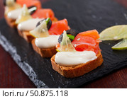 Canapes with salmon and black olives on cream sauce. Стоковое фото, фотограф Яков Филимонов / Фотобанк Лори