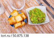 Delicious Mexican guacamole served with crispy browned toasts. Стоковое фото, фотограф Яков Филимонов / Фотобанк Лори