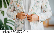 Floral Elegance: Man Buttoning a Springtime Blazer. Стоковое AI-изображение, AI-художник Данила Большаков / Фотобанк Лори