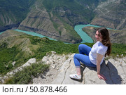 Девушка смотрит с ввершины на Сулакский каньон. Дагестан. Россия. Стоковое фото, фотограф Александр Тараканов / Фотобанк Лори