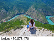 Девушка смотрит с высоты на Сулакский каньон. Дагестан. Россия. Стоковое фото, фотограф Александр Тараканов / Фотобанк Лори