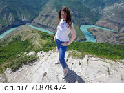 Девушка на фоне Сулакского каньона. Дагестан. Россия. Стоковое фото, фотограф Александр Тараканов / Фотобанк Лори