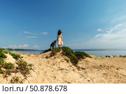 Прогулка с любимым питомцем, Курцхаар, порода легавых собак, выведенная в Германии. Стоковое фото, фотограф Головкова Елена / Фотобанк Лори