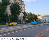 Голубой городской автобус на улице Москвы. Редакционное фото, фотограф Мария Сергеева / Фотобанк Лори