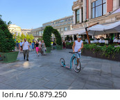 Украшенный живыми растениями во время фестиваля "Лето в Москве" Камергерский переулок. Мужчина с необычным самокатом. Редакционное фото, фотограф Мария Сергеева / Фотобанк Лори