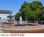 Фонтан и Московский театр мюзикла на Пушкинской площади в Москве. Редакционное фото, фотограф Мария Сергеева / Фотобанк Лори