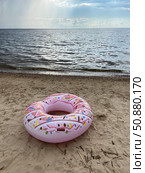 Надувной пончик (inflatable donut) на берегу озера в пасмурную погоду. Стоковое фото, фотограф Лунева Лариса / Фотобанк Лори
