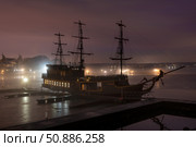 Зимней ночью у причала стоит вмерзший в лед древний фрегат. Стоковое фото, фотограф Pukhov K / Фотобанк Лори