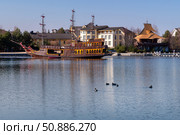 Весенним днем стая уток плавает рядом со старинным фрегатом. Стоковое фото, фотограф Pukhov K / Фотобанк Лори
