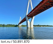 Low-angle view of the Murom cable-stayed bridge spanning the Oka River under a clear sky. Concept of: River navigation. Муромский вантовый мост через реку Ока. Редакционное фото, фотограф Ольга Петрова-Апостолова / Фотобанк Лори