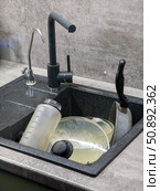 Dirty Dishes in a Modern Kitchen Sink. Стоковое фото, фотограф Назар Дармодехин / Фотобанк Лори