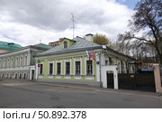 Одноэтажный деревянный дом второй половины XIX века бывшей городской усадьбы П.Г. Вяземского в 1-м Спасоналивковском переулке Москвы (2022 год). Редакционное фото, фотограф Free Wind / Фотобанк Лори