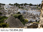 Италия. Альбарабелло. Вид на традиционные дома-трулли. Italy. Alberobello. A view of traditional trulli houses. Стоковое фото, фотограф Алексей Смышляев / Фотобанк Лори