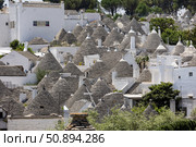 Италия. Альбарабелло. Вид на традиционные дома-трулли. Italy. Alberobello. A view of traditional trulli houses. Стоковое фото, фотограф Алексей Смышляев / Фотобанк Лори