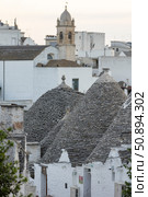 Италия. Альбарабелло. Вид на традиционные дома-трулли. Italy. Alberobello. A view of traditional trulli houses. Стоковое фото, фотограф Алексей Смышляев / Фотобанк Лори