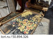 Италия. Бари. Женщины готовят пасту на улице Арко Бассо. Italy. Bari. Women preparing pasta on Arco Basso street. Стоковое фото, фотограф Алексей Смышляев / Фотобанк Лори