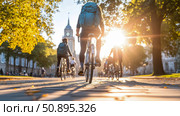 Sunny City Ride: Bicycling Commute to Historic Landmark at Dawn. Стоковое AI-изображение, AI-художник Данила Большаков / Фотобанк Лори