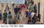 There is a large flow of passengers at the metro station in the morning. Russia. Moscow. 25.07.25. Редакционное видео, видеограф Ярославский Максим / Фотобанк Лори
