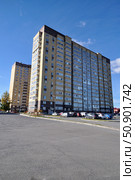 Жилой 16-этажный дом на лесобазе. Город Тюмень (2018 год). Стоковое фото, фотограф Александр Тараканов / Фотобанк Лори