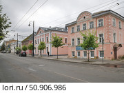 Старинная застройка на Крестовой улице в Рыбинске. Ярославская область, Россия (2024 год). Редакционное фото, фотограф Елена Коромыслова / Фотобанк Лори