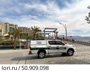Border police car on the embankment in Eilat. Редакционное фото, фотограф Irina Opachevsky / Фотобанк Лори