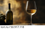 pinot white wine pour ai generated. Стоковое AI-изображение, AI-художник Vectorwin / Фотобанк Лори