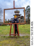 Boy Framed by Wooden Easel in front of the manor. Музей-усадьба Ильи Ефимовича Репина "Здравнёво", Беларусь. Стоковое фото, фотограф Данила Большаков / Фотобанк Лори