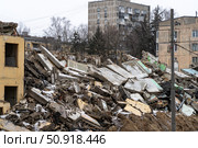 Реновация в Хорошево-Мневниках в Москве. Aftermath of Destruction: A Collapsed building with Debris and Rubble Scattered Across Site. Стоковое фото, фотограф Данила Большаков / Фотобанк Лори
