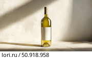 blanc white wine bottle ai generated. Стоковое AI-изображение, AI-художник Vectorwin / Фотобанк Лори