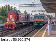 Пригородный именной электропоезд «Ижорский батальон» подъезжает к платформе железнодорожной станции Токсово во Всеволожском районе Ленинградской области. Редакционное фото, фотограф Румянцева Наталия / Фотобанк Лори