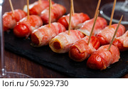 Bacon wrapped cocktail wieners. Стоковое фото, фотограф Яков Филимонов / Фотобанк Лори