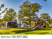 Детская площадка в городском лесопарке Фрязино летом. Редакционное фото, фотограф Владимир Шипикин / Фотобанк Лори
