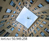 Городская перспектива: вертолет в квадрате небес (2022 год). Стоковое фото, фотограф Лариса Рулёва / Фотобанк Лори