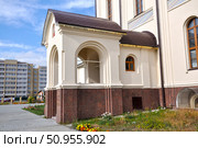 Вход в храм в честь Святителя Николая Чудотворца (Никольская церковь). Поселок Боровской. Тюменская область (2018 год). Стоковое фото, фотограф Александр Тараканов / Фотобанк Лори