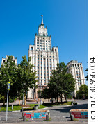 Сталинская высотка у Красных Ворот.  Солнечно. Летний день. Москва. Россия. Редакционное фото, фотограф E. O. / Фотобанк Лори
