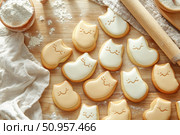 A charming presentation of cat-shaped cookies with hand-piped icing on rustic wood. These delightful sweets evoke a sense of nostalgia and showcase creative cookie artistry. Стоковое AI-изображение, AI-художник Nart / Фотобанк Лори