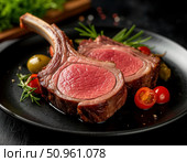 Мясо на косточке с розмарином и специями и овощами. Стоковое AI-изображение, AI-художник Наталья Чернова / Фотобанк Лори