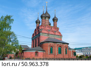 Старинная церковь Богоявления Господня (1684-1693г.) солнечным майским днем. Золотое кольцо Россиии, Ярославль (2024 год). Редакционное фото, фотограф Виктор Карасев / Фотобанк Лори
