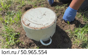 Upside-down pot on ground. Man installing mole trap into animal burrow. Covered with pot for light isolation. Стоковое видео, видеограф Vadzim Yakubovich / Фотобанк Лори