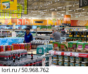 A grocery store with a large selection of beverages, including Coca-Cola. Russia. Moscow. 02.08.25. Редакционное фото, фотограф Ярославский Максим / Фотобанк Лори