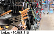 A store with a lot of pans and pots on display. Russia. Moscow. 02.08.25. Редакционное фото, фотограф Ярославский Максим / Фотобанк Лори