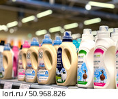 A row of laundry detergent bottles on a shelf. Russia. Moscow. 02.08.25. Редакционное фото, фотограф Ярославский Максим / Фотобанк Лори
