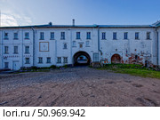 Наместнический корпус с проездными Спасскими воротами,  XVII - XIX века. Памятник архитектуры федерального значения № 321220004550396. Архангельская область, Приморский район, остров Большой Соловецкий, набережная бухты Благополучия, дом 1, корпус 8. Стоковое фото, фотограф Александр Селезнев / Фотобанк Лори