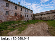 Наместнический корпус (северный фасад) с проездными Спасскими воротами,  XVII - XIX века. Памятник архитектуры федерального значения № 321220004550396. Архангельская область, Приморский район, остров Большой Соловецкий, набережная бухты Благополучия, дом 1, корпус 8. Стоковое фото, фотограф Александр Селезнев / Фотобанк Лори