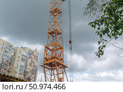 Cтроительство многоэтажного здания. Конструкция крана с нижним противовесом. Стоковое фото, фотограф Эдуард Белкин / Фотобанк Лори