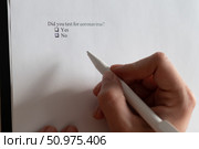 A woman puts a daw in the questionnaire. Close-up of a female hand answering a question about a coronovirus. Did you test for coronavirus. Стоковое фото, фотограф Михаил Решетников / Фотобанк Лори