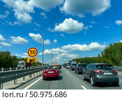 Автомобильная пробка на шоссе. Дорожные знаки "Сужение дороги", "Фотовидеофиксация" и ограничение скорости 50 км/ч. Трасса М2 «Крым» Редакционное фото, фотограф Щеголева Ольга / Фотобанк Лори